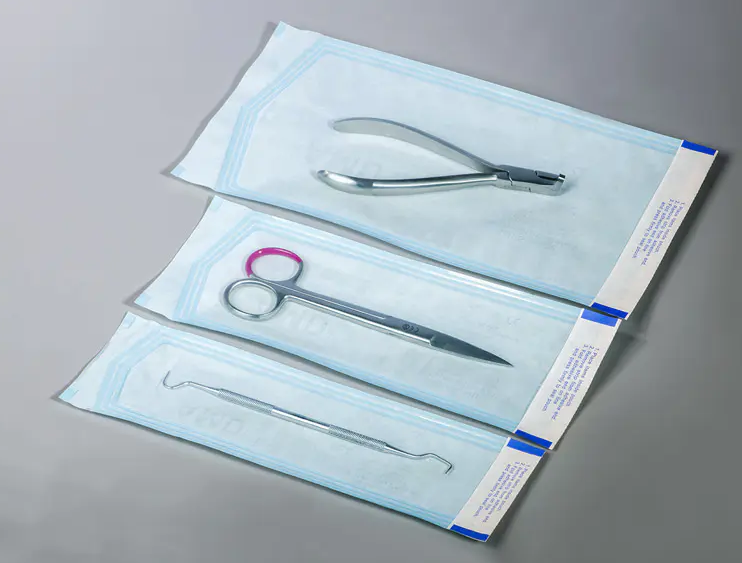 Paano tinitiyak ng mga sealing sterilization bags ang sterile hadlang ng mga medikal na aparato?